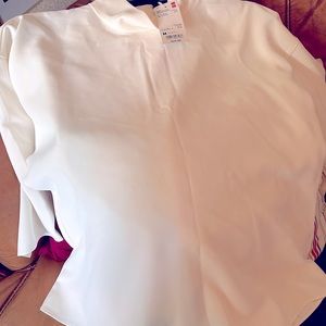 🌸White blouse from Uniqlo. Works well with Sweater or blazer. Great w jeans
